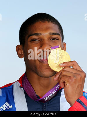 Anthony Joshua della Gran Bretagna festeggia con la sua medaglia d'oro dopo la finale Super Heavy Weight contro Roberto Cammarelle dell'Italia il sedicesimo giorno dei Giochi Olimpici all'Excel di Londra. Foto Stock