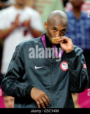 Il Kobe Bryant degli Stati Uniti celebra dopo la vittoria sulla Spagna nella finale maschile di basket su sedici dei Giochi Olimpici alla North Greenwich Arena di Londra. Foto Stock