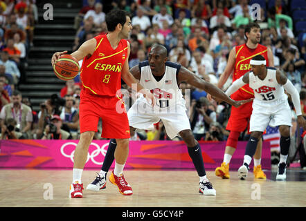 Kobe Bryant degli Stati Uniti e Jose Calderon della Spagna in azione durante la finale di basket maschile su sedici dei Giochi Olimpici alla North Greenwich Arena di Londra. Foto Stock