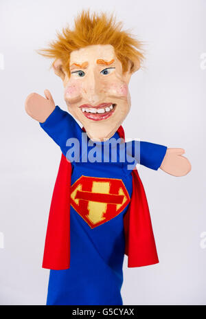 Il supereroe il burattino Prince Harry, che sarà protagonista di uno spettacolo modernizzato di Punch and Judy del canale comico GOLD, che sarà in tournée nel Regno Unito questo agosto. Foto Stock