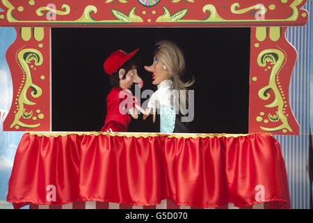 Il canale della commedia britannica GOLD's Punch and Judy si è riavviato alla prima dello spettacolo al di fuori del Punch and Judy bar di Covent Garden a Londra prima di fare un tour nel Regno Unito fino alla fine di agosto. Foto Stock