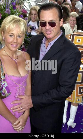 L'attore di EastEnders Martin Kemp, che interpreta Steve Owen nello show, arriva con la moglie Shirley Holliman, al British SOAP Awards 2001, presso il BBC Television Center di Londra ovest. Foto Stock