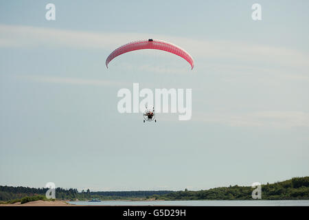 Immagine del giovane battenti sulla moto parapendio Foto Stock