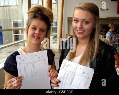 NOTA EDS - ALCUNE INFORMAZIONI SUL MODULO GCSE SONO STATE RIMOSSE DAL PA PICTURE DESK. (Sinistra - destra) Megan Powell e Abbie Ostrowski, entrambi 16, raccolgono oggi i loro risultati GCSE alla St Mary's Catholic High School di Astley, Greater Manchester. Foto Stock