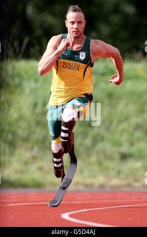 Giochi Paralimpici - formazione e preparazione - giorno due. L'Oscar Pistorius del Sud Africa durante una sessione di allenamento alla Mayesbrook Park Arena di Barking. Foto Stock