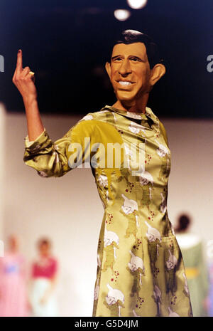 Un abito dal designer laureato Clare Walker del Salisbury College mostrato sulla passerella, indossato da un modello che indossa una maschera Prince Charles, durante il Gala Awards Show per il Prince's Trust Graduate Fashion Show 2001, al Planit 2000 a Shoreditch, Londra. Foto Stock