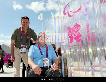 Giochi Paralimpici di Londra - addestramento e preparazione. Il presidente dell'IPC Sir Philip Craven (a destra) pone con il presidente della LOCOG Sebastian Coe accanto al muro paraolimpico all'interno del Villaggio Olimpico. Foto Stock