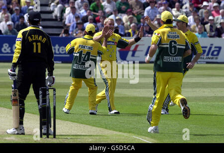 L'australiano Shane Warne (centro) celebra il wicket di Azhar Mahmood (a sinistra), durante il Natwest Triangular One Day International Game, al Sophia Gardens di Cardiff. Foto Stock