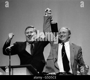 02/10/1983 - in questa giornata di storia - Neil Kinnock diventa leader del partito laburista Neil Kinnock (destra), neo eletto leader del partito laburista, e il vice leader Roy Hattersley condividono il loro trionfo del "biglietto di ritorno" a Brighton, durante la Conferenza del Partito laburista del 1983. Foto Stock