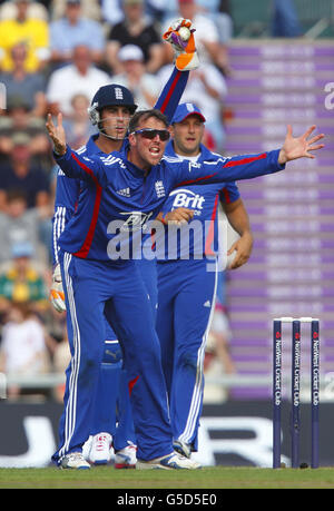 Graeme Swann in Inghilterra reagisce dopo appelli inriusciti per il wicket di AB de Villiers durante il secondo incontro internazionale di un giorno all'Ageas Bowl, Southampton Foto Stock