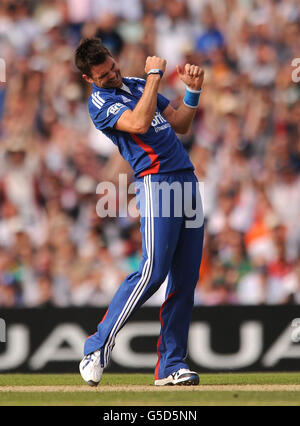 James Anderson, in Inghilterra, celebra il lancio del wicket di South Africas Lonwabo Tsotsobe (non raffigurato) durante il terzo Natwest One Day International al Kia Oval, Londra. Foto Stock