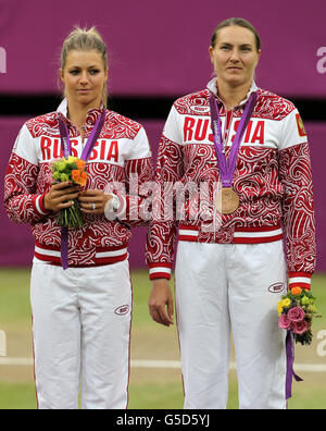 Giochi Olimpici di Londra - giorno 9. Il tennis femminile raddoppia le medaglie di bronzo Maria Kirilenko e Nadia Petrova della Russia a Wimbledon alle Olimpiadi di Londra del 2012 Foto Stock