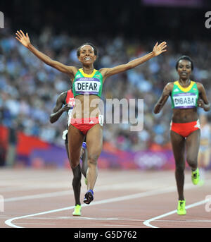 Giochi Olimpici di Londra - giorno 14. Il Meseret Defar dell'Etiopia celebra la vittoria della medaglia d'oro nella finale delle donne di 5000m il 14° giorno delle Olimpiadi di Londra del 2012 Foto Stock