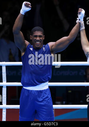 Giochi Olimpici di Londra - giorno 14. Anthony Joshua della Gran Bretagna celebra la sua vittoria in semifinale di +91 kg contro il Kazakhstan Ivan Dychko all'Excel Arena di Londra. Foto Stock