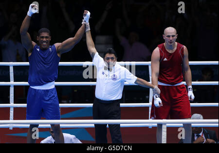 Anthony Joshua della Gran Bretagna celebra la sua vittoria in semifinale di +91kg contro Ivan Dychko del Kazakhstan all'Excel Arena di Londra. Foto Stock