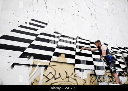 FOTO INDIPENDENTE un artista corre su un picker di ciliegie mentre inizia un enorme murale di graffiti scherma su un enorme muro su Broad Street, Bristol come parte del più grande progetto artistico di strada del Regno Unito intitolato 'See No Evil', dove diversi edifici a più piani della strada sono coperti da graffiti e altre opere d'arte di strada Foto Stock