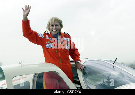 Il pilota solista Polly Vacher arriva a casa all'aeroporto di Birmingham dopo la sua maratona solitaria Round the World. *...la signora Vacher, una madre di tre di Drayton, vicino ad Abingdon, Oxfordshire, volò nei libri discali quando divenne la prima donna a volare da sola in tutto il mondo via Australia e Pacifico sul più piccolo velivolo, un Piper Dakota. Foto Stock