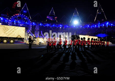 Artisti durante la cerimonia di chiusura dei Giochi Olimpici allo Stadio Olimpico di Londra. Foto Stock