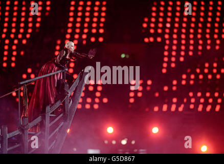 Giochi Olimpici di Londra - giorno 16. Annie Lennox si esibisce durante la cerimonia di chiusura dei Giochi Olimpici allo Stadio Olimpico di Londra. Foto Stock