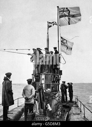 Vista della resa del sottomarino tedesco U-48 alla Royal Navy al porto Essex di Harwich. La U-48 era una delle 39 U-Boats da cedere, la maggior parte di loro in perfette condizioni. La White Ensign può essere vista volare sopra la bandiera imperiale della Marina militare tedesca. Foto Stock