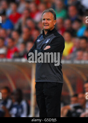 Sean o'Driscoll, manager della foresta di Nottingham, sulla linea touch durante la partita pre-stagionale al City Ground, Nottingham. Foto Stock