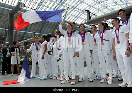 Olimpiadi - gli atleti partono da St Pancras International. La squadra olimpica francese che lascia le Olimpiadi di Londra del 2012 su Eurostar dalla stazione di St Pancras, Londra. Foto Stock