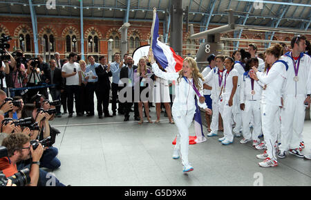 Marlene Harnois che ha vinto una medaglia di bronzo Taekwondo con la squadra olimpica francese mentre lasciano le Olimpiadi di Londra 2012 su Eurostar dalla stazione di St Pancras, Londra. Foto Stock