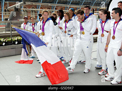 La squadra olimpica francese che lascia le Olimpiadi di Londra del 2012 su Eurostar dalla stazione di St Pancras, Londra. Foto Stock