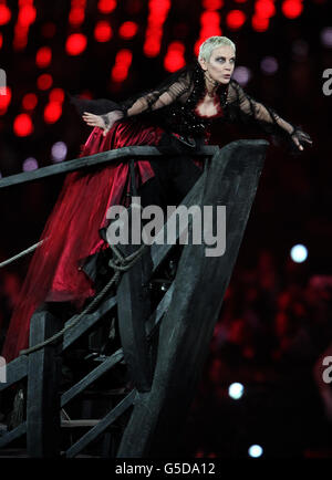 Annie Lennox si esibisce durante la cerimonia di chiusura delle Olimpiadi di Londra 2012 allo Stadio Olimpico. Foto Stock