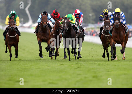 Corse di cavalli - 2012 Glorious Goodwood Festival - bet365 Lennox Stakes Day - Goodwood Racecourse. I corridori e i corridori competono nel bet365 Lennox Stakes Foto Stock