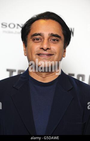 Sanjeev Bhaskar arriva per la prima britannica di Total Recall, al Vue West End di Londra. PREMERE ASSOCIAZIONE foto. Data immagine: Giovedì 16 agosto 2012. Il credito fotografico dovrebbe essere: Rick Findler/PA Wire Foto Stock