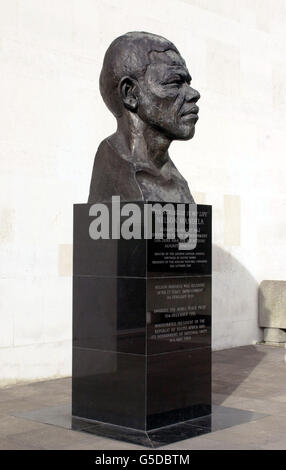 Un busto dell'ex presidente sudafricano Nelson Mandela, in mostra al di fuori del Royal Festival Hall, a Londra. Foto Stock