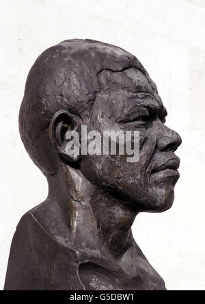 Un busto dell'ex presidente sudafricano Nelson Mandela, in mostra al di fuori del Royal Festival Hall, a Londra. Foto Stock