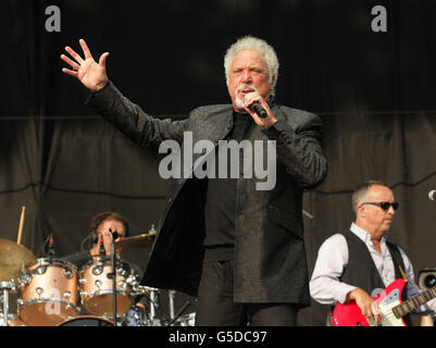 V Festival 2012 - Chelmsford. Sir Tom Jones ha suonato al Virgin Media Stage al V Festival di Hylands Park, Chelmsford. Foto Stock