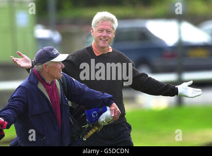 L'ex presidente americano Bill Clinton ondeggia alla folla al campo vecchio al Royal and Ancient Golf Club a St Andrews, Scozia, mentre inizia una partita di golf. * Clinton, che gioca un handicap del 12, ha fatto cinque colpi al primo buco, compresa una penalità dopo aver colpito il suo secondo nel famoso Swilcan Burn. Clinton si trova in Scozia dopo un tour di lingua in cui ha visitato otto paesi in 12 giorni. Foto Stock