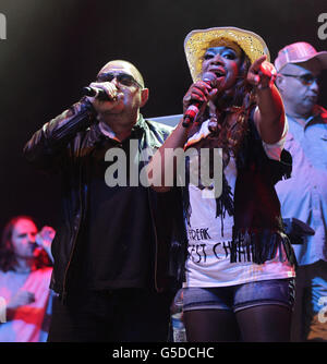 Shaun Ryder (a sinistra) e Rowetta del Happy Monday che si esibiscono nell'Arena al V Festival di Hylands Park, Chelmsford. Foto Stock