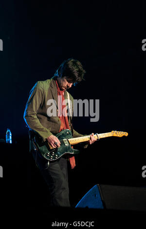 John Squire of the Stone Roses si esibisce sul palco principale al V Festival di Weston Park, nello Staffordshire. Foto Stock