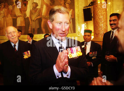 Il Principe del Galles saluta i gurkhas al pranzo della riunione della Victoria Cross e della George Cross Association al Liberal Club, Whitehall, Londra. Foto Stock