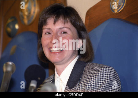 Helen Sharman, prima Gran Bretagna nello spazio, in una conferenza stampa presso la Royal Aeronautical Society di Londra, dove è stata insignita del Geoffrey Pardoe Award. Foto Stock