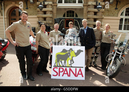 Sir Ranulph Fiennes (3° a sinistra) con un gruppo di grandi veterinari, che si chiamano 'Vets with horsepower' (da sinistra a destra) Dr Michael Hewiston, Yukikko Sasada, Professor Josh Slater, Dr Caroline Hahn, Professor Derek Knottenbelt e Sanne Wilmink, Durante una fotocall prima di imbarcarsi su un fundraiser di beneficenza di 3,000 miglia che guida attraverso l'Europa e il nord Africa, con l'obiettivo di aumentare &libbra;125,000 per SPANA (la Società per la protezione degli animali all'estero), al Royal Mews, Buckingham Palace nel centro di Londra. Foto Stock