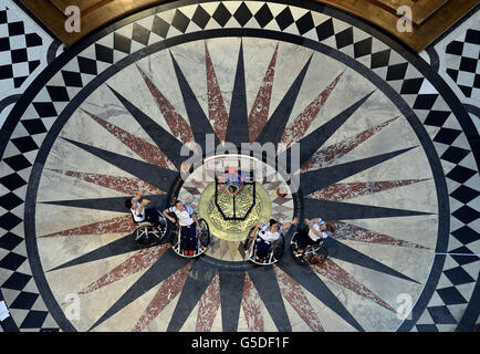 Gran Bretagna accessibile in sedia a rotelle giocatori di pallacanestro: (Sinistra - destra) Judith Hamer, Helen Turner, Sarah Grady e Louise Sugden a una fotocellula nella cattedrale di St Paul prima dei Giochi Paralimpici di Londra 2012. Foto Stock