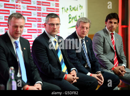 Michael o'Neill, responsabile delle nazioni d'inizio (sinistra-destra) dell'Irlanda del Nord, Craig Levein della Scozia, Roy Hodgson dell'Inghilterra e Chris Coleman del Galles durante una conferenza stampa presso la Armery House di Londra. Foto Stock