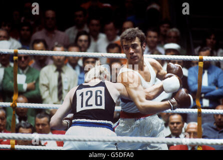 Boxing - Monaco di Baviera Giochi Olimpici 1972 - Luce medi (71 kg) - Semi finale - Dieter Kottysch v Alan Minter - Boxhalle Foto Stock