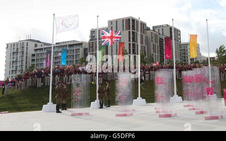 La bandiera dell'Unione viene innalzata quando la squadra paralimpica della Gran Bretagna arriva al villaggio olimpico di Londra Foto Stock