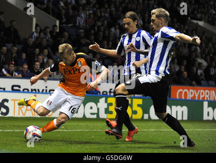 Damien Duff di Fulham ottiene una croce sotto pressione dal Nejc Pectik di Sheffield Mercoledì (a sinistra) e Dasniel Jones (a destra). Foto Stock