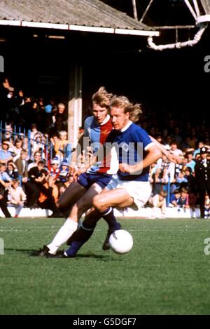 CALCIO. ALAN BIRCHENALL (CAMICIA BLU) DELLA CITTÀ DI LEICESTER SCUDI LA PALLA DALLA CAMPANA DI BOBBY DEL PALAZZO DI CRISTALLO Foto Stock