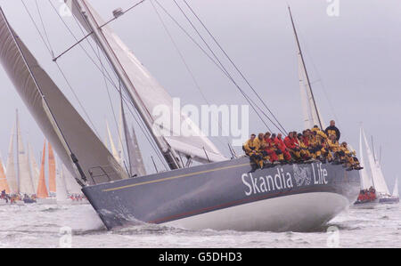 Skandia Life Leopard durante la sessantacinquesima gara annuale di Hoya Round Island, al largo dell'Isola di Wight, che ha abbattuto il record del percorso monoscafo di un'ora e quattro minuti. *...1,735 Craft ha preso parte alla gara di quest'anno, che è la più grande gara di vela del mondo, coinvolgendo imbarcazioni amatoriali e professionali di tutte le dimensioni che corrono in senso antiorario 50 miglia nautiche intorno all'isola per la Gold Roman Bowl. Foto Stock