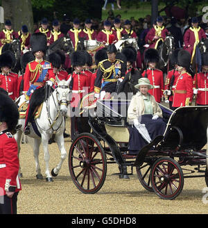 Trooping della regina del colore Foto Stock