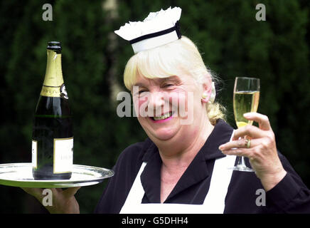 Jean Barton, al lavoro presso il Black Swan Hotel, Helmsley vicino York, dopo l'annuncio doveva ricevere un MBE per i servizi al settore della ristorazione, nella Queen's Birthday Honors List. Foto Stock