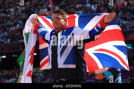 Aled Davies in Gran Bretagna celebra la vittoria della medaglia di bronzo dopo la finale Men's Shot Put (F42/44) allo Stadio Olimpico nel Parco Olimpico. Foto Stock